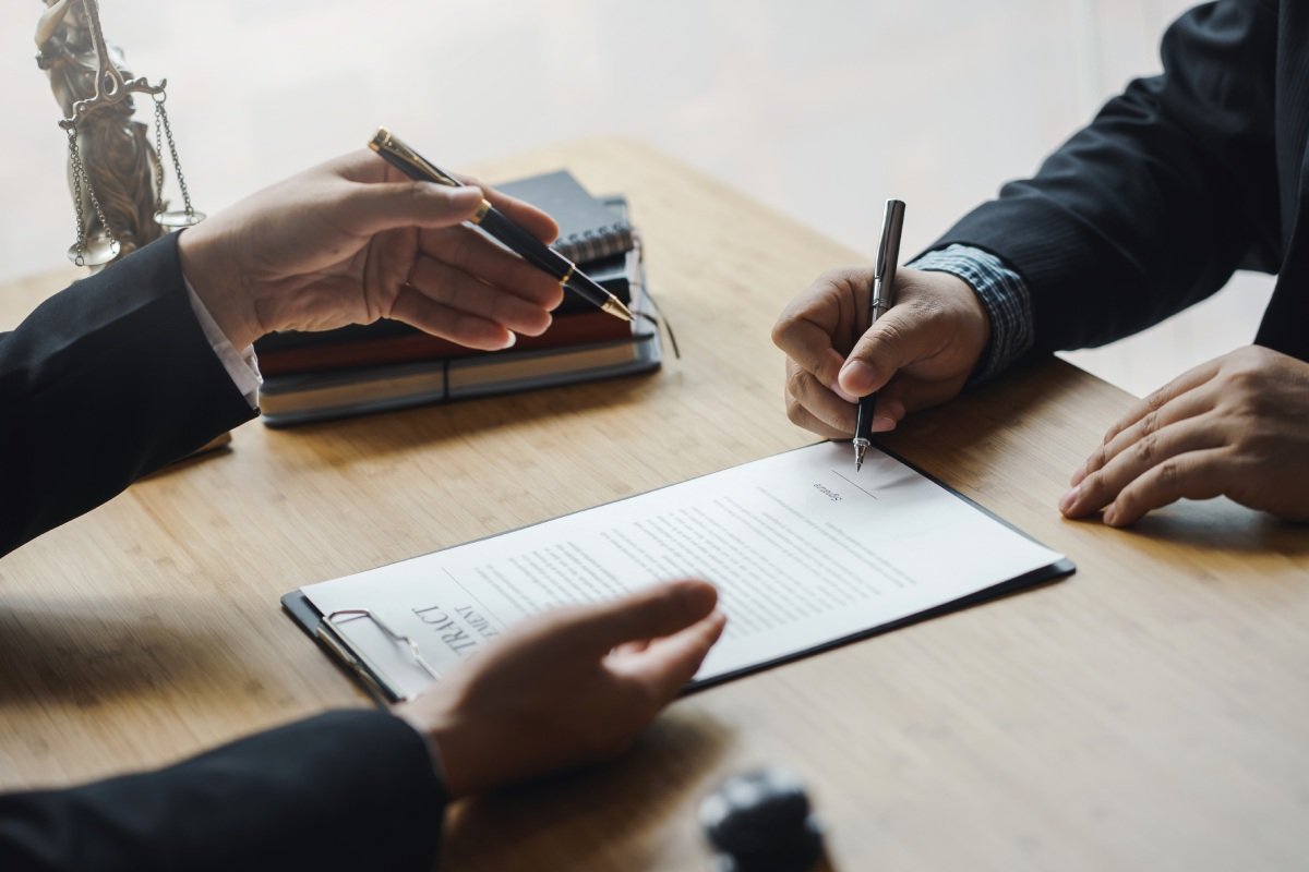 lawyer-give-advice-on-legal-matters-and-sign-control